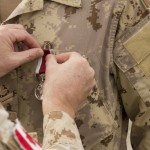 Colonel Shayne Elder, Commander of Air Task Force – Iraq, places the General Service Medal on the chest of an Operation IMPACT Roto 1 member, during a parade in front of Camp Patrice Vincent, in Kuwait on December 12, 2015. Photo: OP IMPACT, DND KW02-2015-0399-013 ~ Le colonel Shayne Elder, commandant de la Force opérationnelle aérienne en Irak, épingle la Médaille du service général sur la poitrine d’un membre de la Roto 1 de l’opération IMPACT lors d’un défilé devant le Camp Patrice Vincent, au Koweït, le 12 décembre 2015. Photo : OP IMPACT, MDN KW02-2015-0399-013