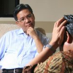 Therapist counsels man. // Photo from Pixabay.