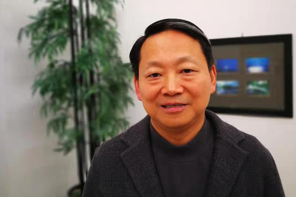 Dr. Malcolm Xing standing and posing for the camera