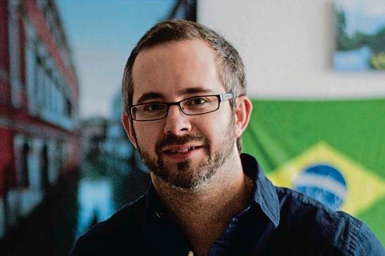 men using glasses and a blue shirt