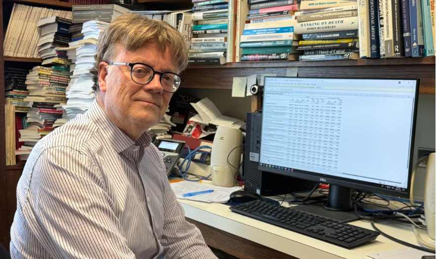 Fletcher Baragar, an economics professor at the University of Manitoba, says Canada should join forces with other nations facing Trump tariff threats — like Mexico, China and potentially the European Union — in order to strengthen economic ties over the next four years. (Karen Pauls/CBC)