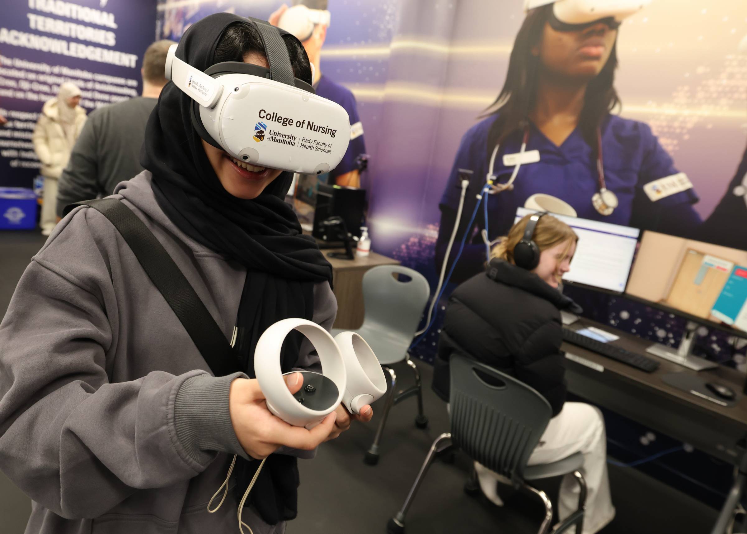 Students experience VR at the College of Nursing during SET Day 2025